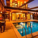 Soeguet 1 - 4 Bedroom With Jacuzzi In Villa Fethiye