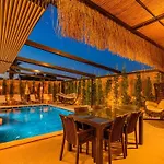 Soeguet 1 - 4 Bedroom With Jacuzzi In Villa Fethiye